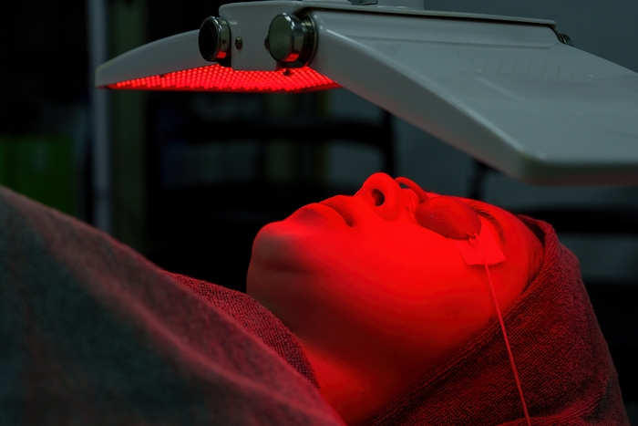 Woman undergoing red light therapy.